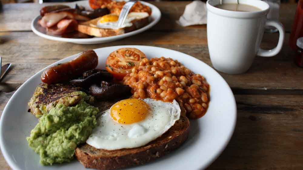 завтрак слово. Camellios английский завтрак. еда для кофейни. завтрак на светлом фоне. головы на завтрак думаю о завтрак.